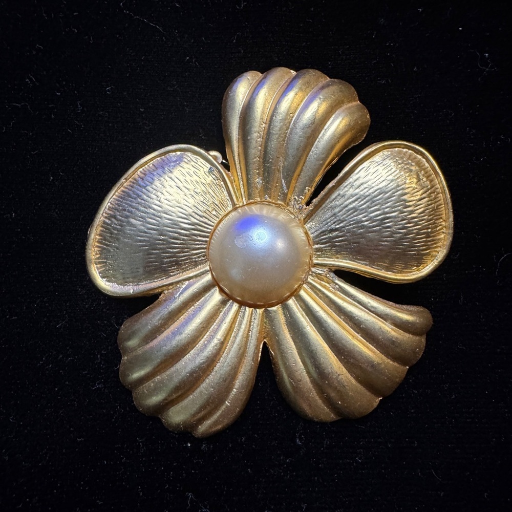 VTG Gold Flower Brooch or pendent with Pearl Center